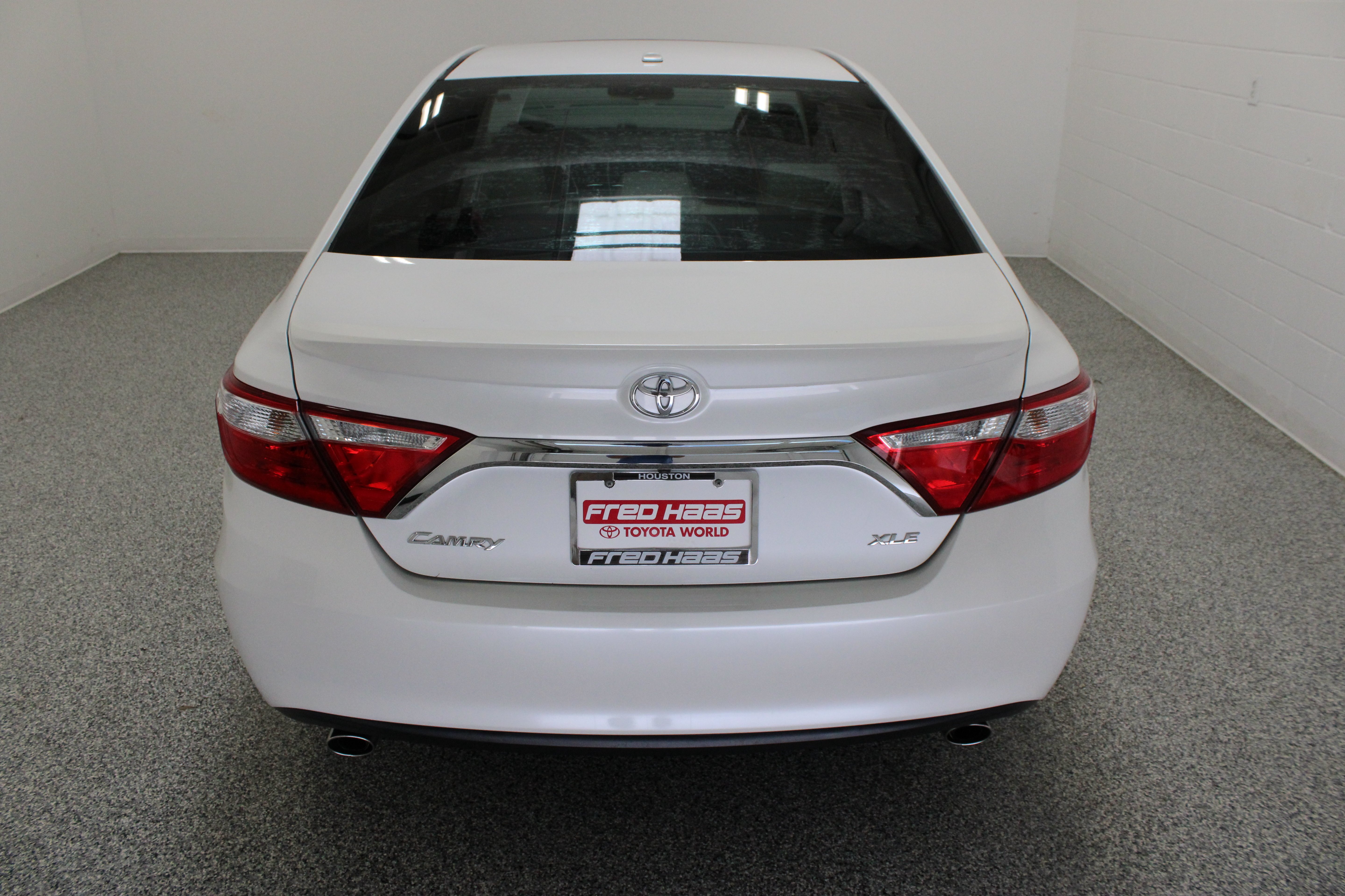 Used 2015 Blizzard Pearl Toyota XLE 3.5L image 8