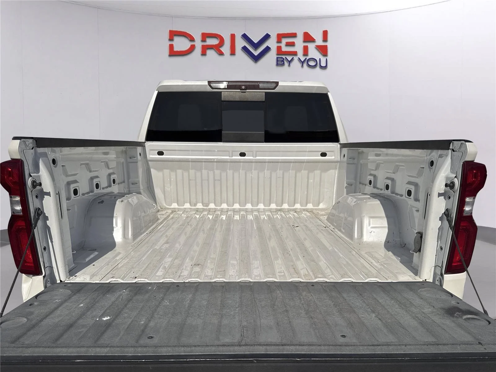 Used 2019 IRIDESCENT PEARL TRICOAT Chevrolet LTZ image 34