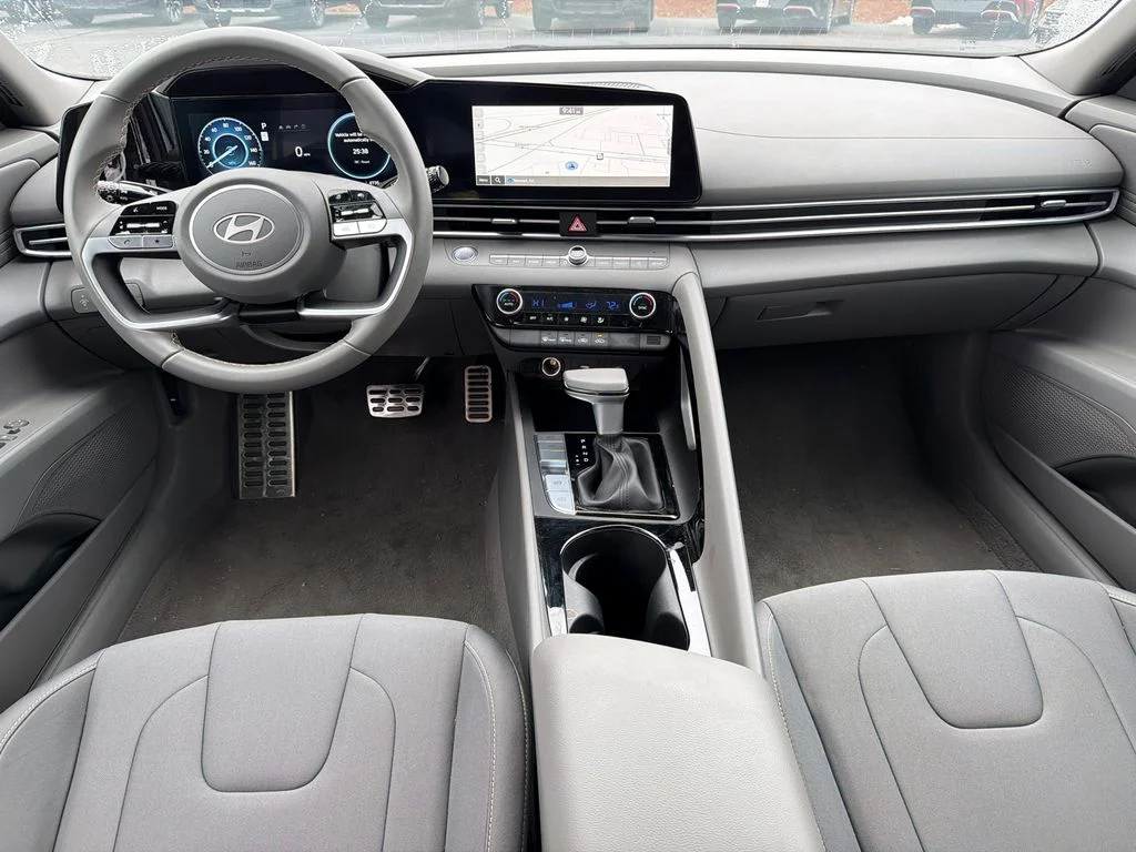 Used 2025 White Hyundai SEL Sport image 22