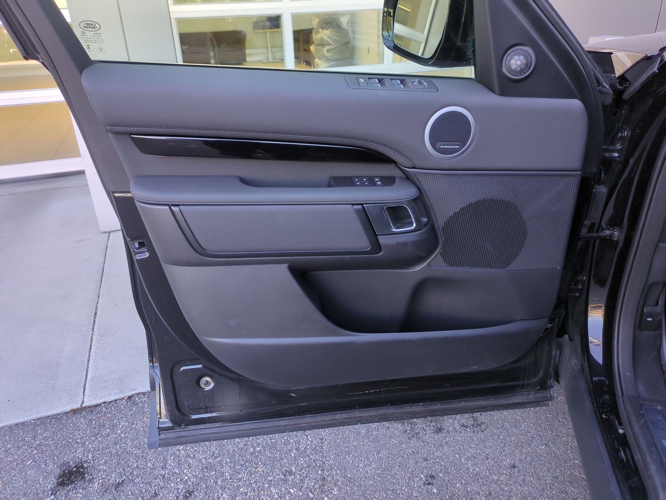 Used 2025 Santorini Black Metallic Land Rover S image 9