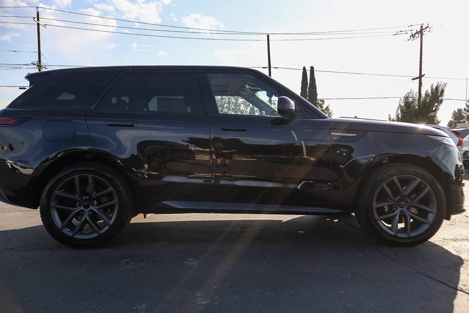 New 2026 Santorini Black Land Rover Dynamic SE image 2