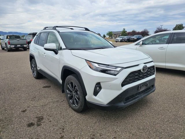 Used 2025 Wind Chill Pearl Toyota XLE Premium image 5