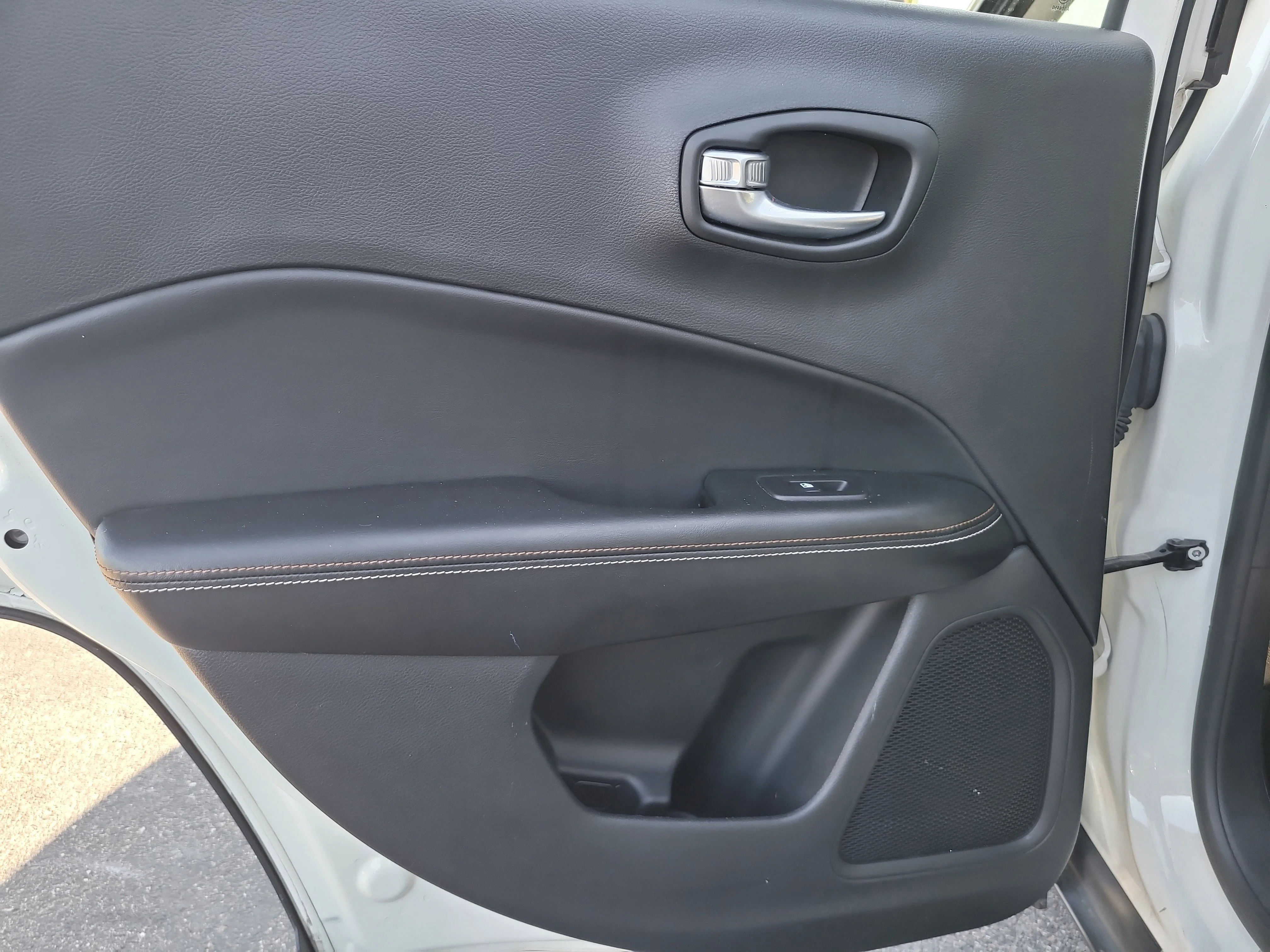 Used 2020 White Clearcoat Jeep Latitude image 10