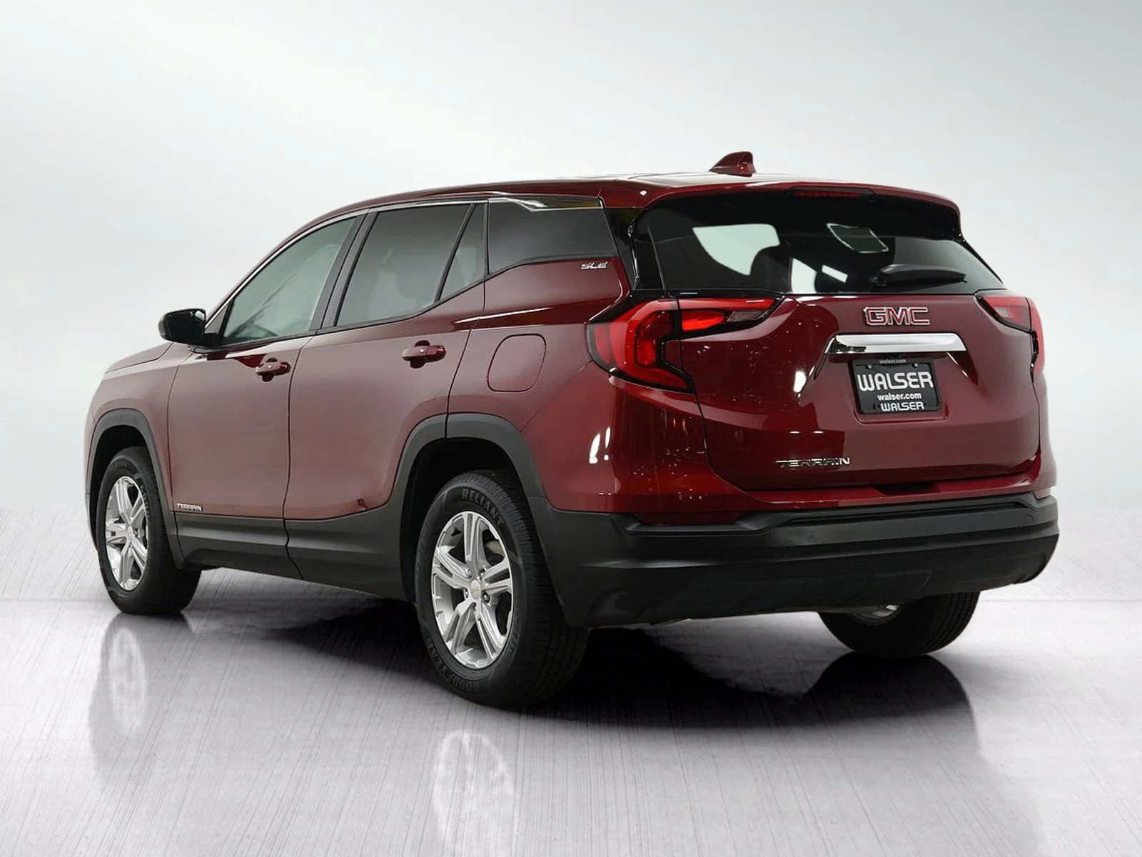 Used 2018 Red Quartz Tintcoat GMC SLE image 3
