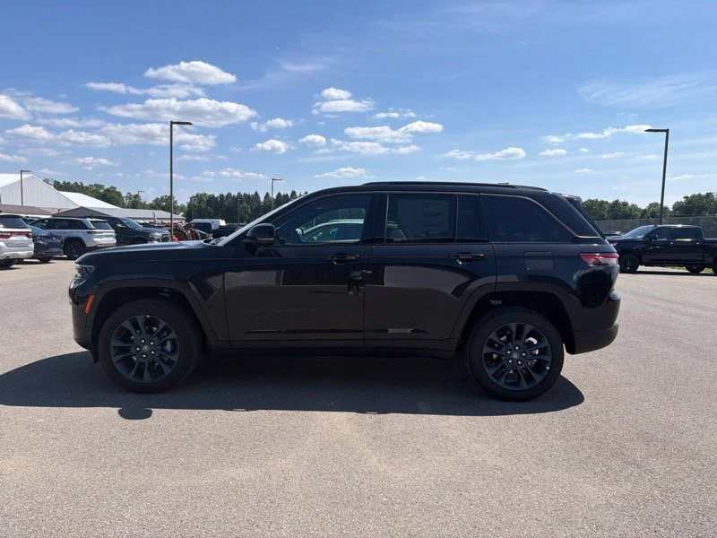 New 2026 Diamond Black Crystal Pearl-Coat Exterior Paint Jeep  image 6
