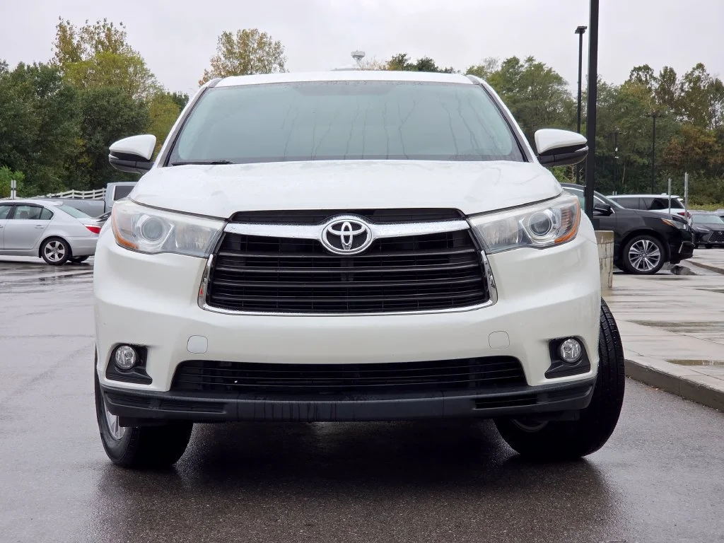 Used 2015 Blizzard Pearl Toyota LE Plus image 3