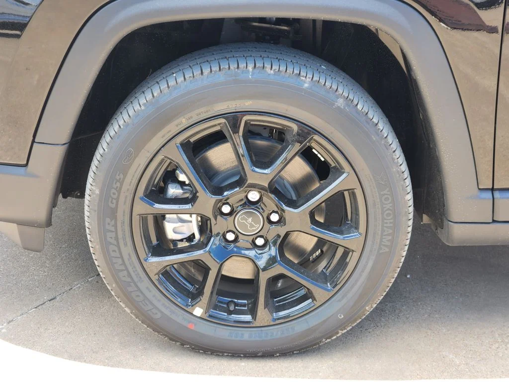 New 2026 Diamond Black Crystal Pearlcoat Jeep Latitude image 7