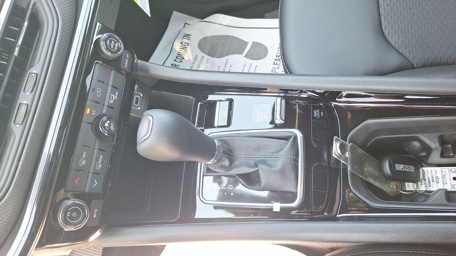 New 2026 Bright White Clear-Coat Exterior Paint Jeep Latitude image 22