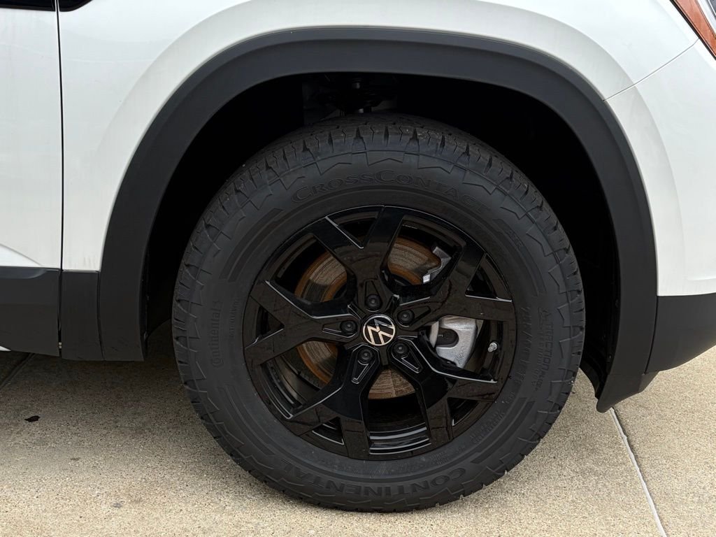 New 2026 Opal White Pearl Volkswagen Peak Edition image 7