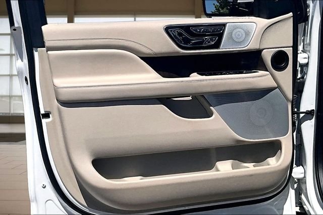 Used 2020 White Lincoln Reserve image 23