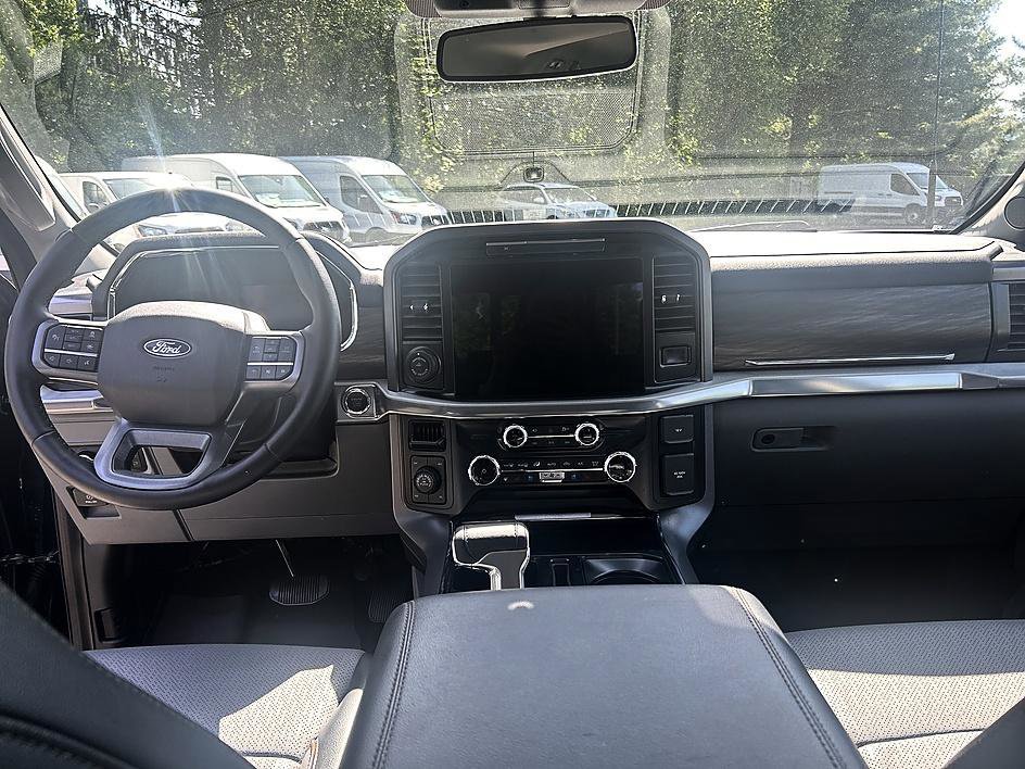 Used 2025 Blue Metallic Ford LARIAT image 13