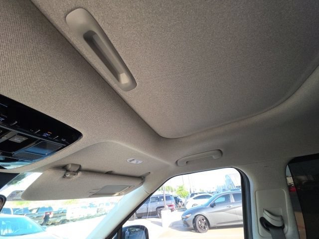 Used 2024 Rockwood Green Hyundai Limited image 2