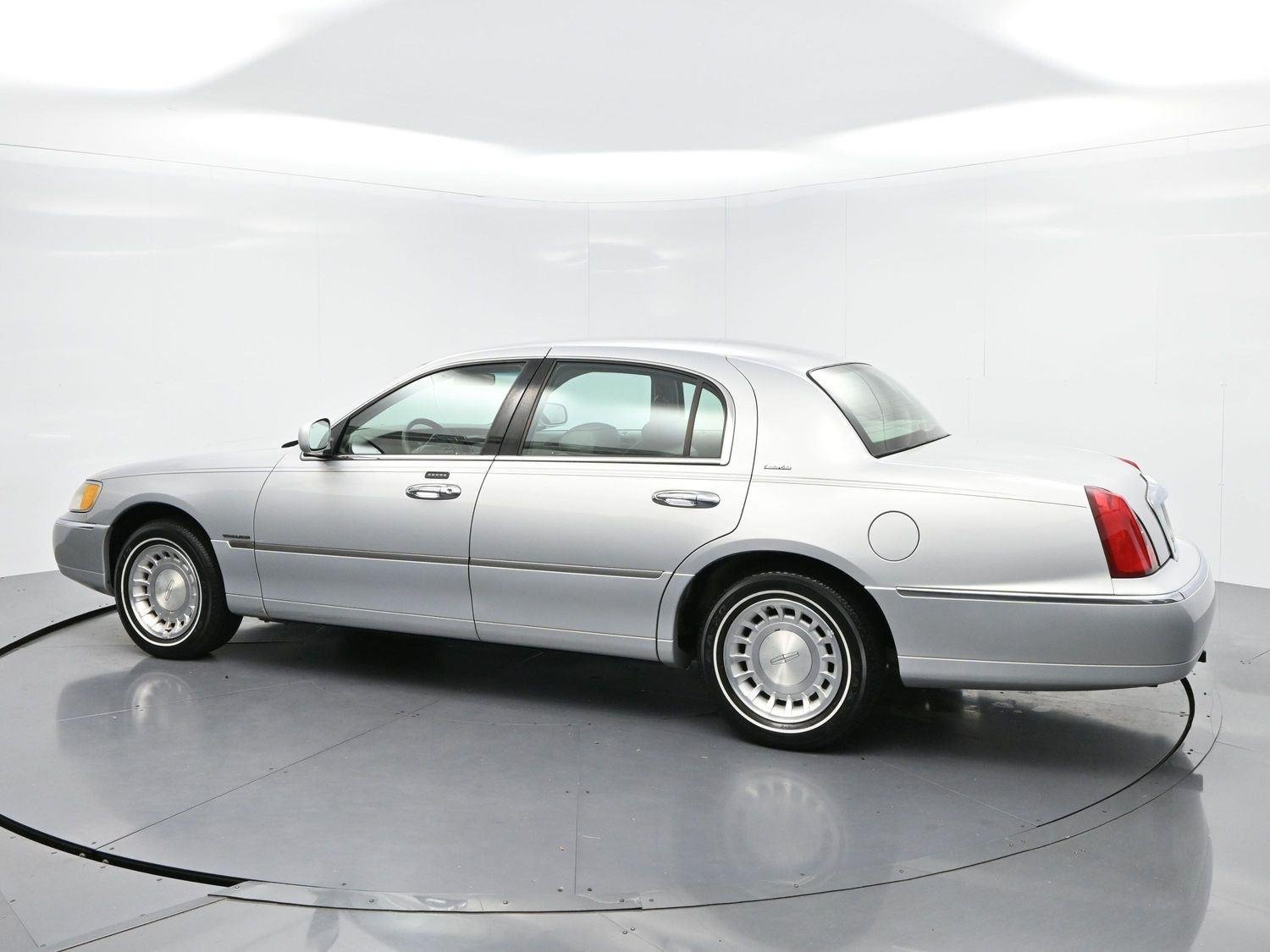 Used 2000  Lincoln Executive image 5