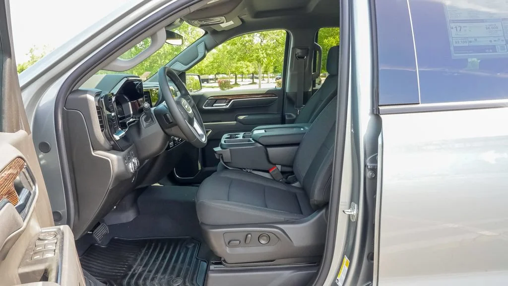 New 2026 Sterling Metallic GMC Elevation image 18