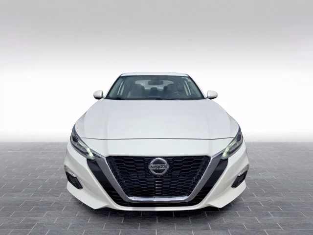 Used 2022 White Nissan 2.5 Platinum image 2
