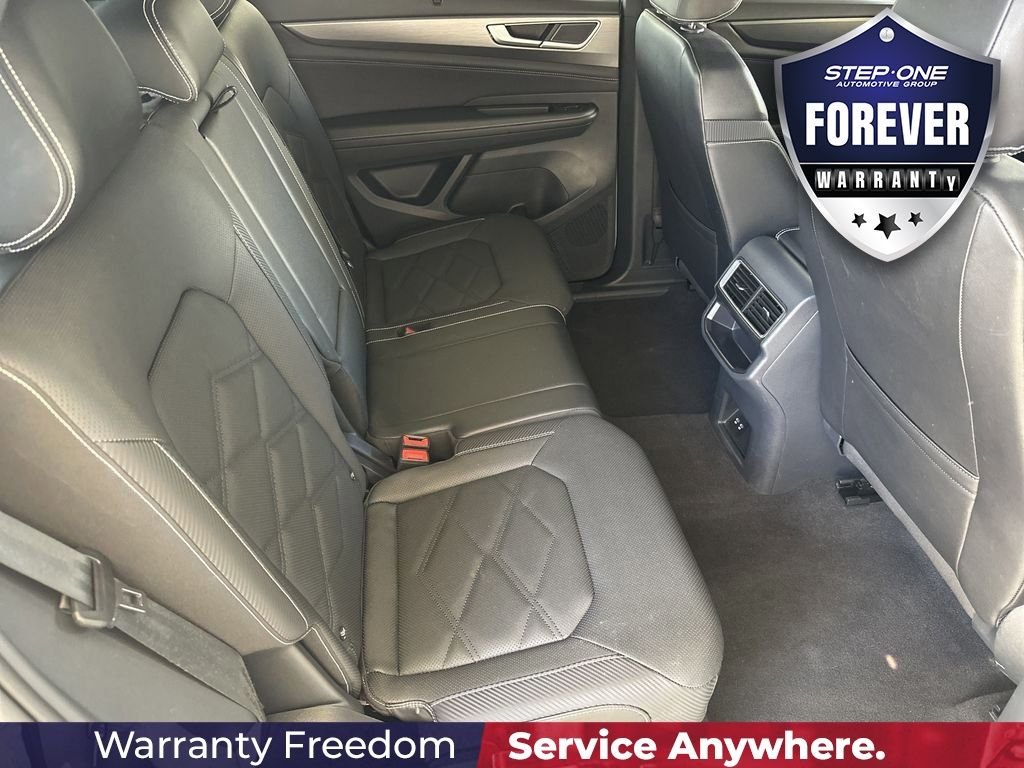 Used 2025  Volkswagen 2.0T SE w/Technology image 35