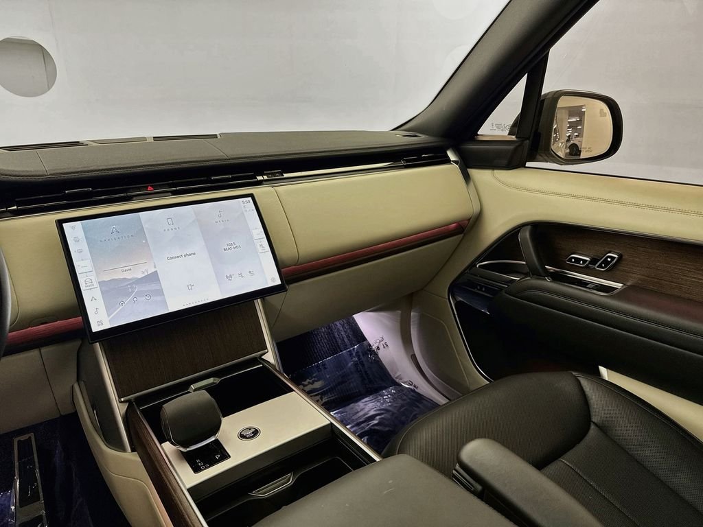 Used 2024 White Land Rover SE image 24
