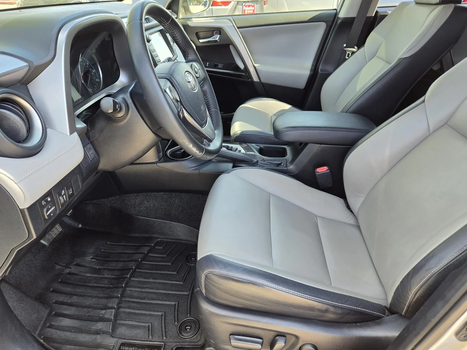 Used 2018 Silver Toyota Hybrid Limited AWD (Natl) image 30