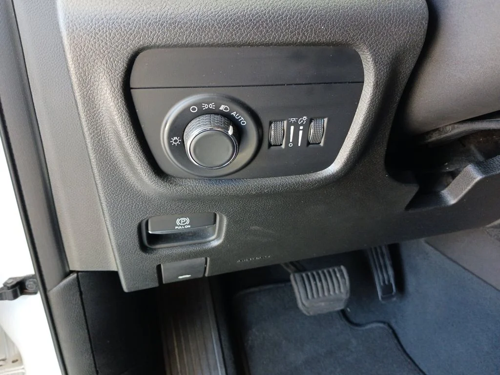 Used 2023 White Jeep Laredo image 35