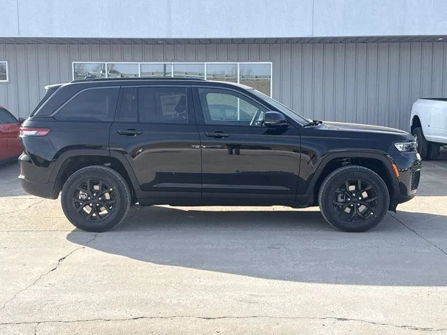 New 2026 Diamond Black Crystal Pearl-Coat Exterior Paint Jeep Altitude image 2