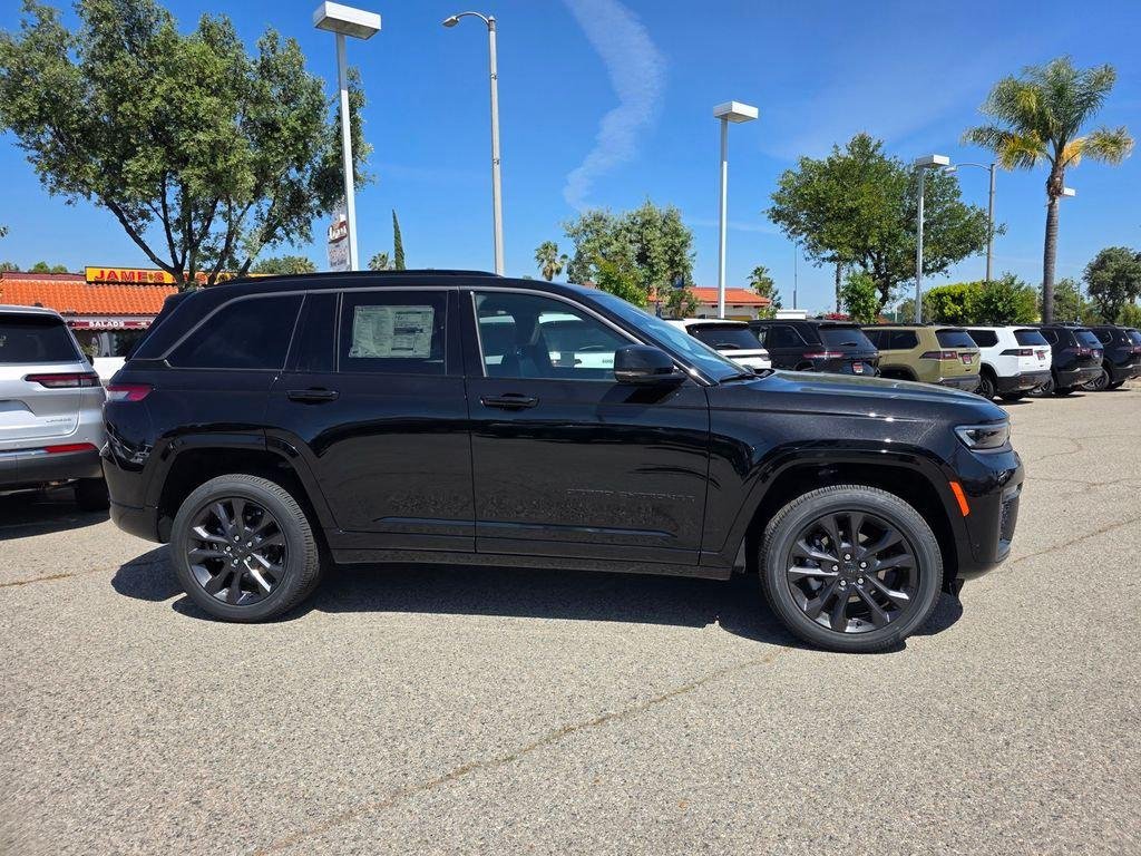 New 2026 Diamond Black Crystal Pearl-Coat Exterior Paint Jeep Limited Reserve image 3