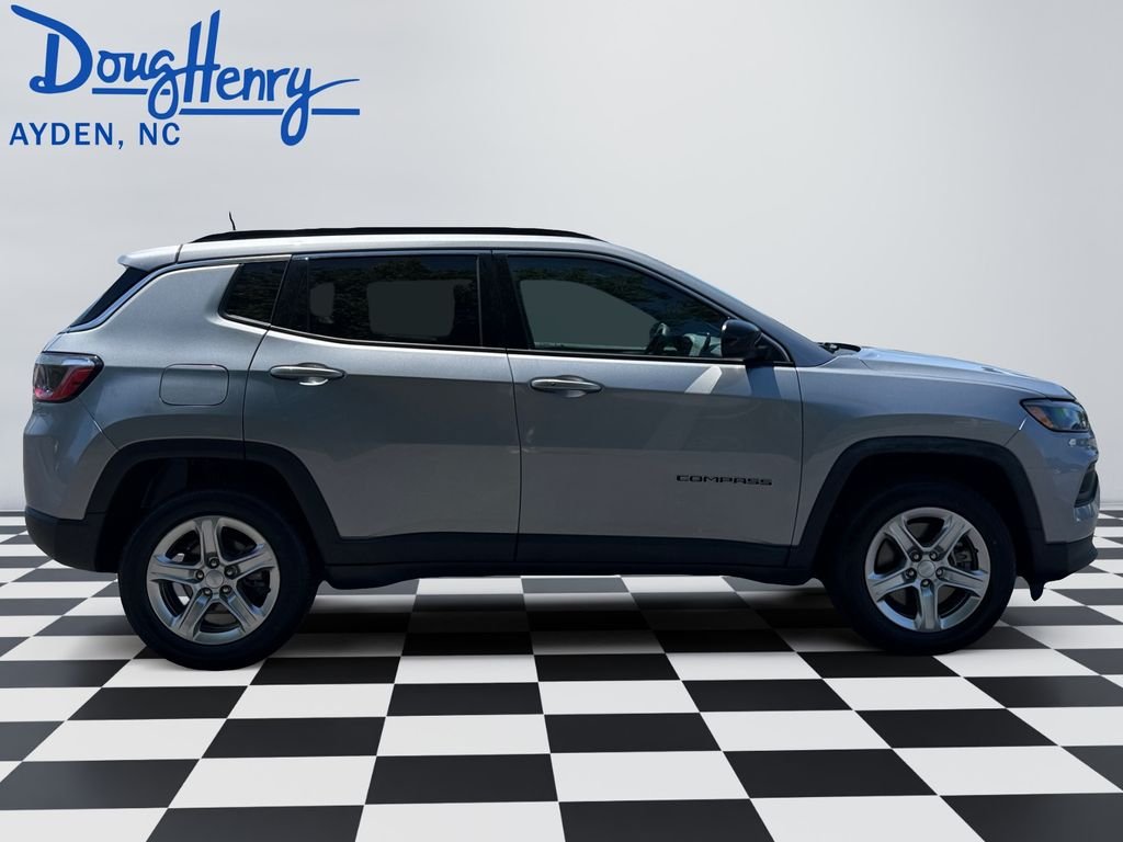 Used 2024  Jeep Latitude image 6