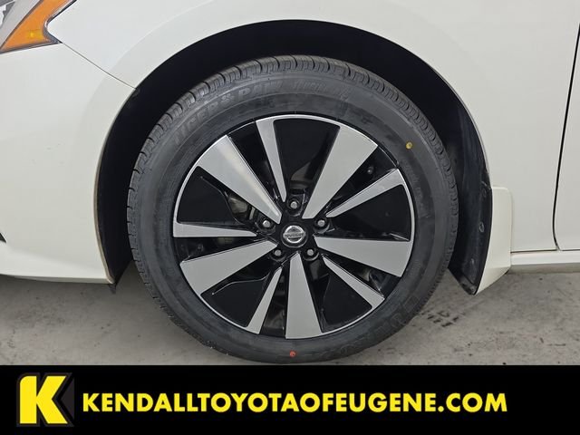 Used 2022 White Nissan 2.5 SV image 9