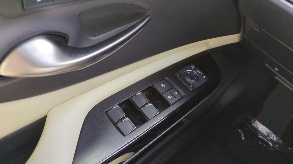 Used 2022 White Lexus 350 image 19