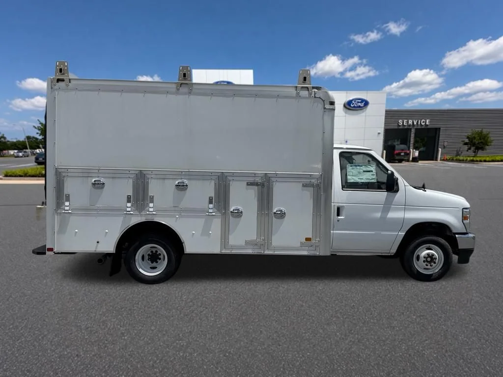 New 2026 Oxford White Ford E-350 SRW image 9