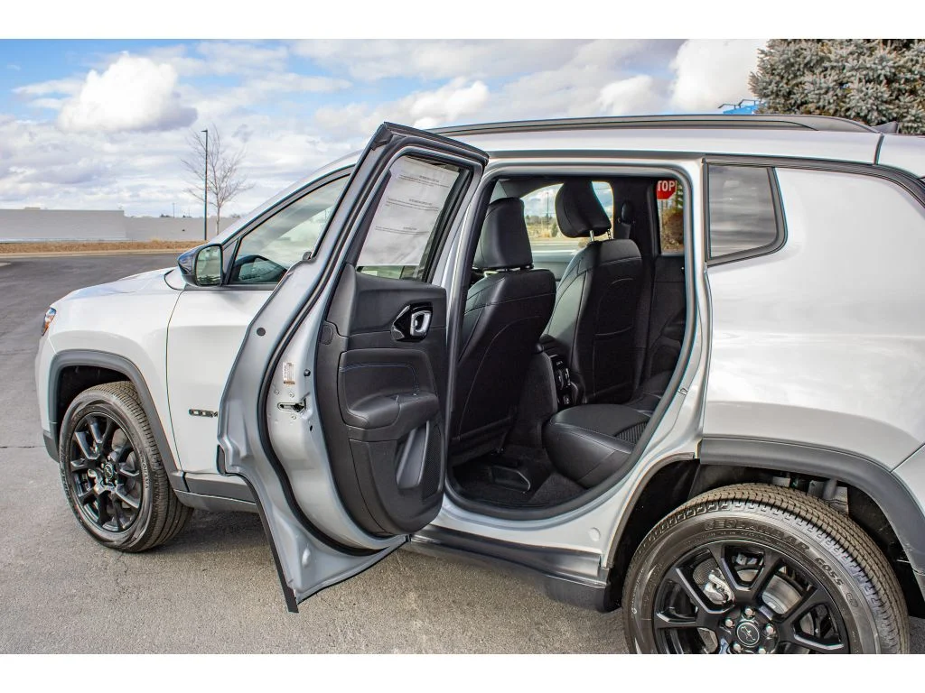 New 2026 Silver Zynith Metallic Clearcoat Jeep Latitude Altitude image 33