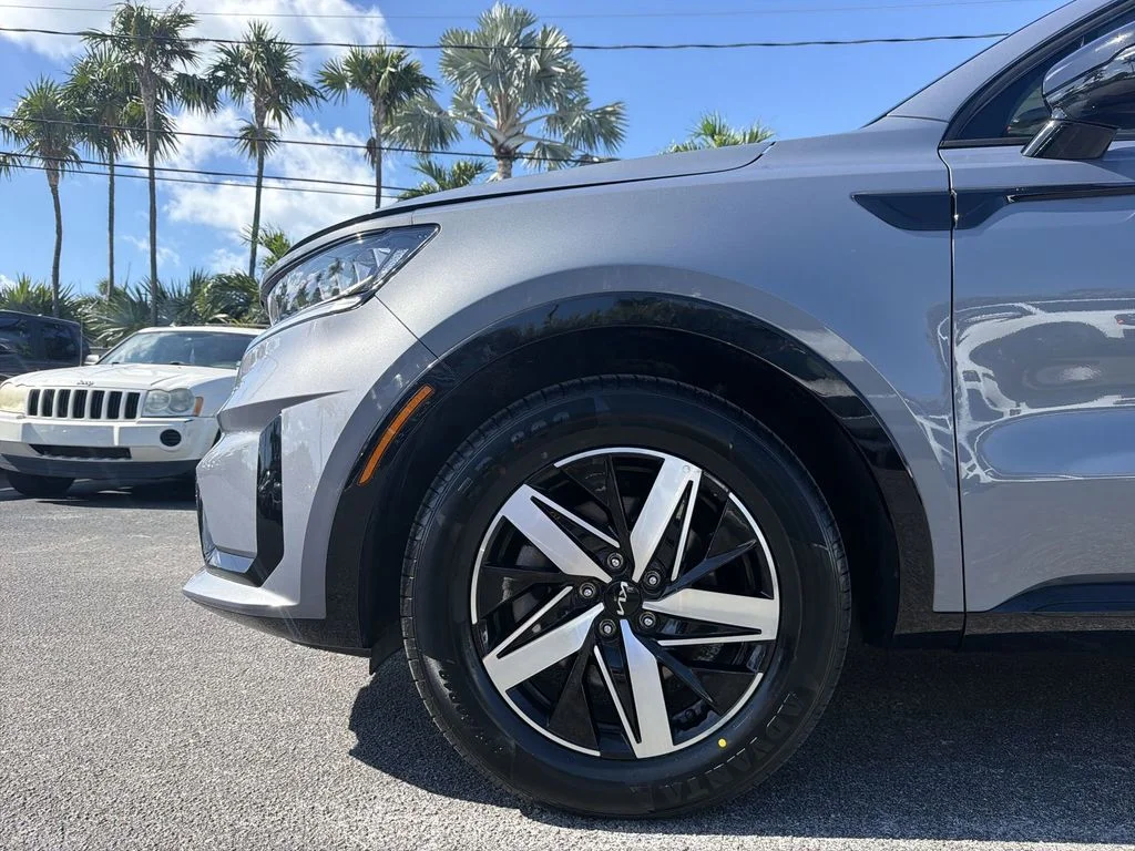 Used 2023 Silver Kia S image 40