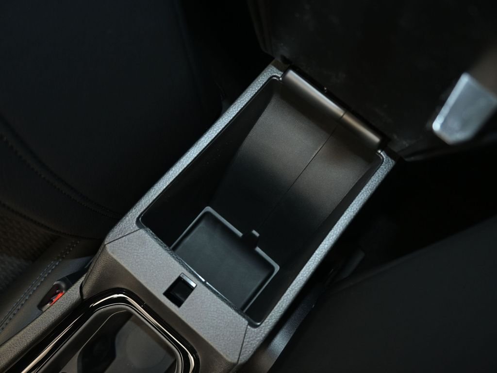 New 2026 Silver Zynith Metallic Clearcoat Jeep Latitude image 19