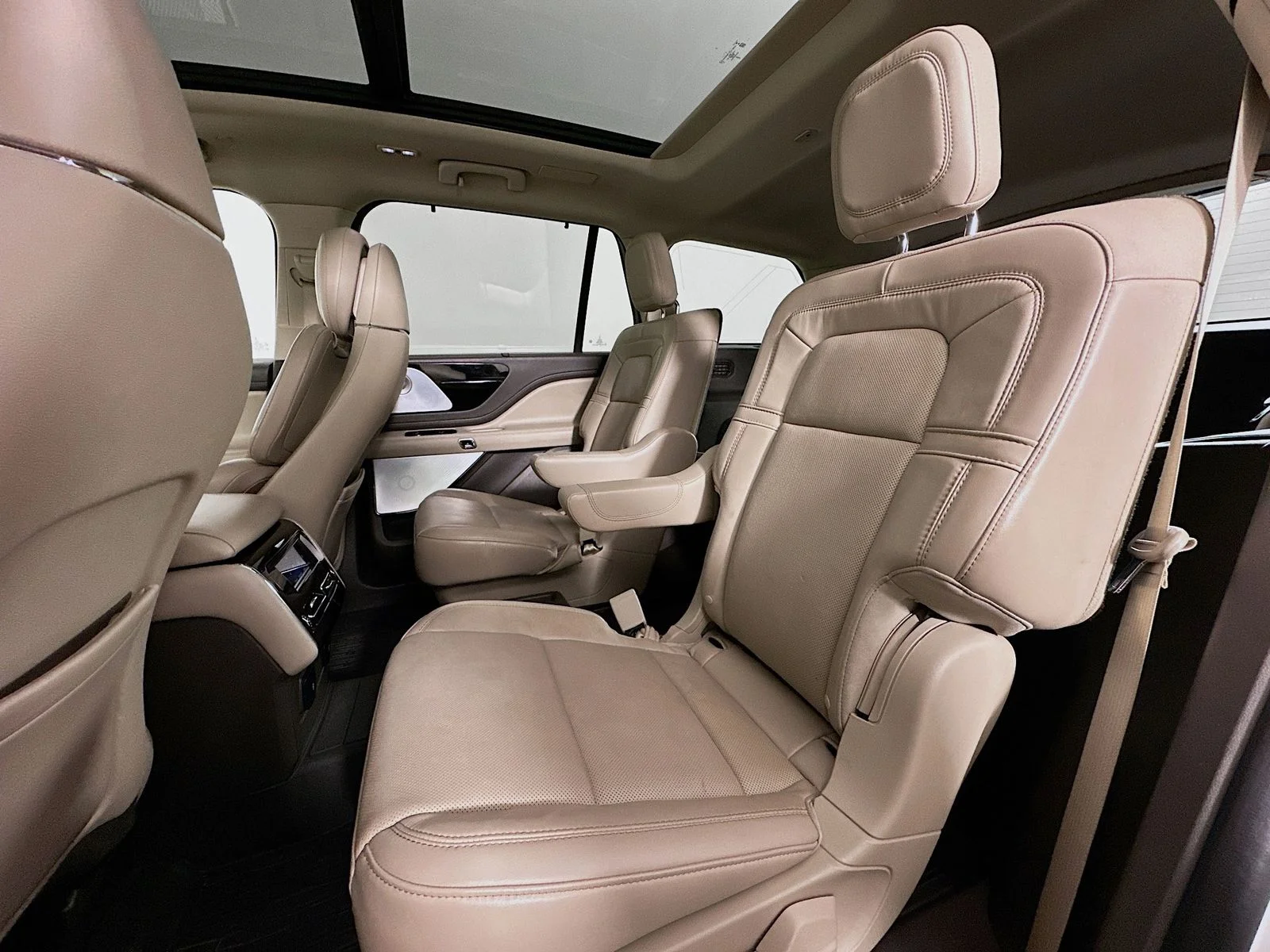 Used 2021 White Lincoln Reserve image 29