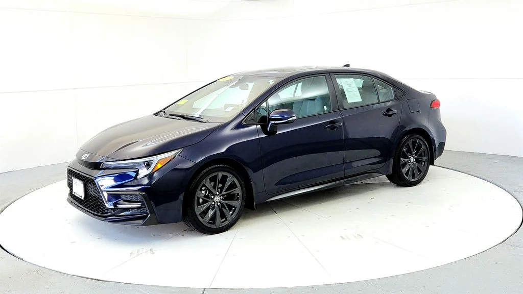Used 2023  Toyota SE image 3