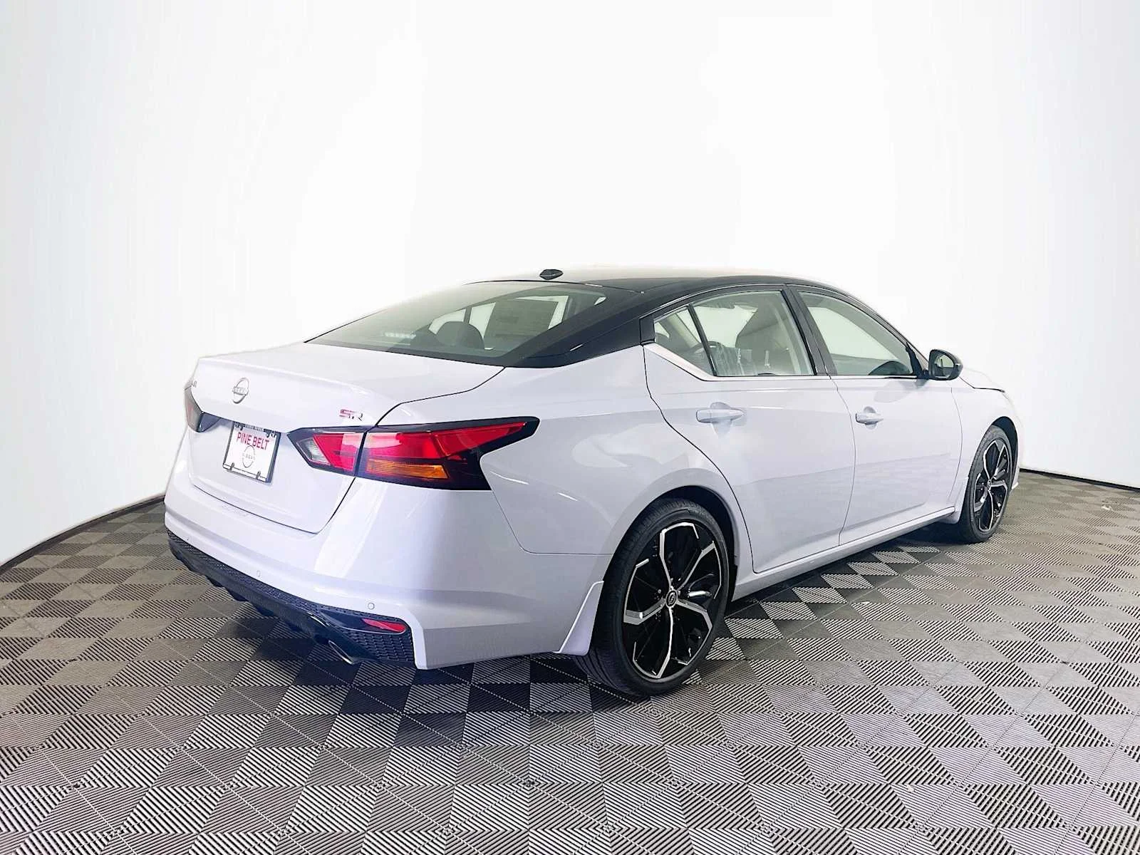 New 2026 Gray Sky Pearl / Super Black Two-tone Nissan SR image 2