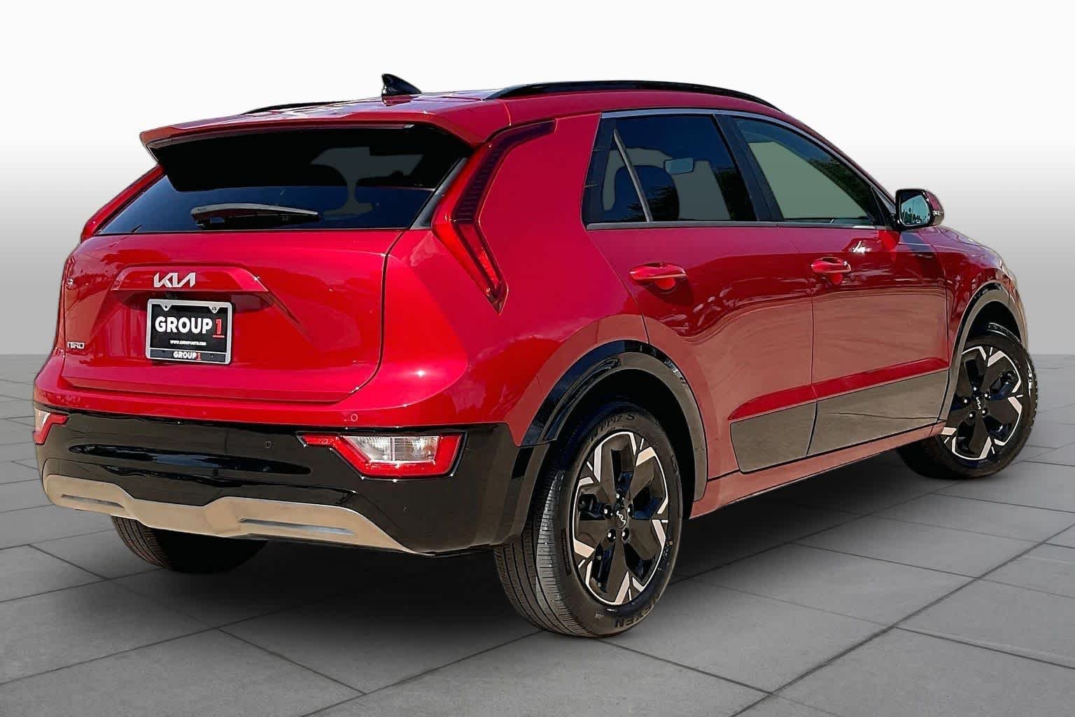 Used 2023 Runway Red Kia Wind image 12