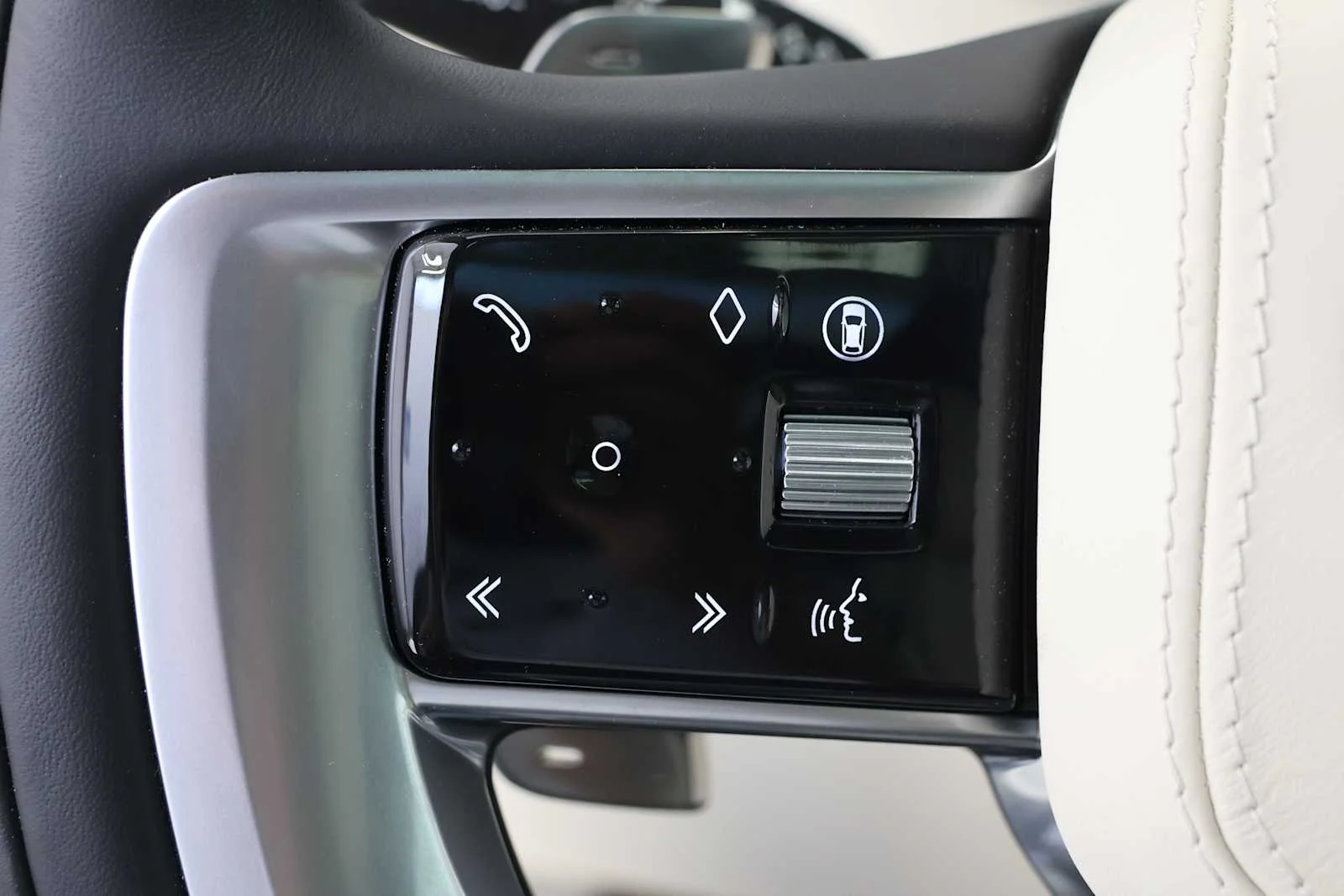 Used 2026 Santorini Black Metallic Land Rover SE image 15