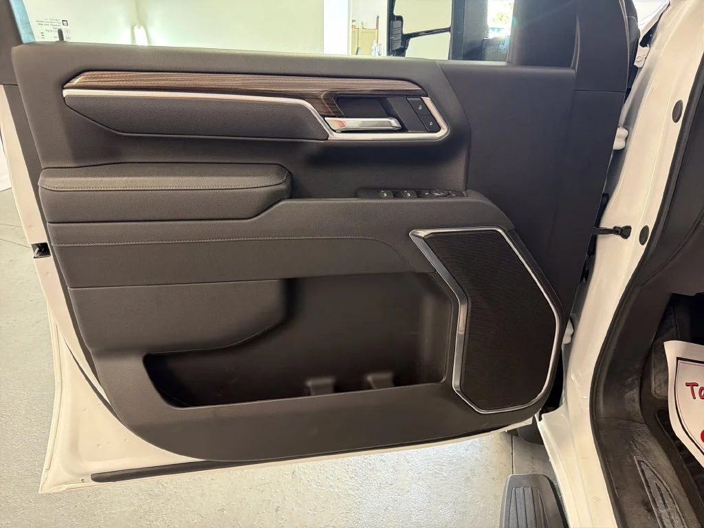 Used 2025 White Chevrolet LT image 9