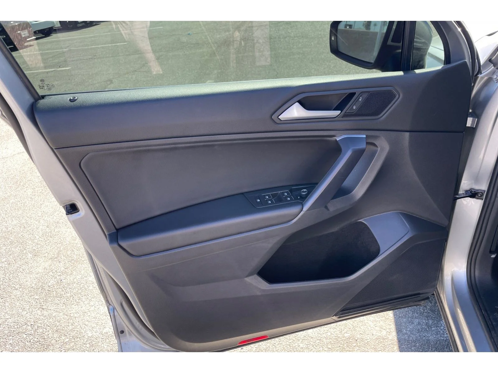 Used 2021 Pyrite Silver Metallic Volkswagen SE image 10