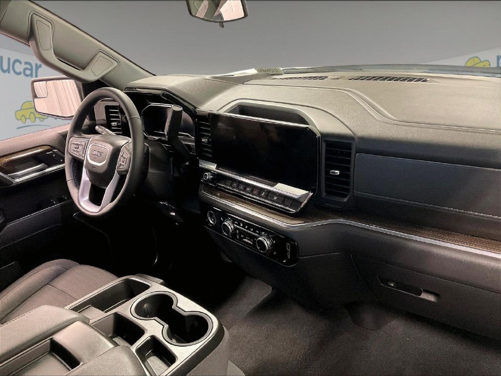 Used 2024 White GMC Elevation image 14
