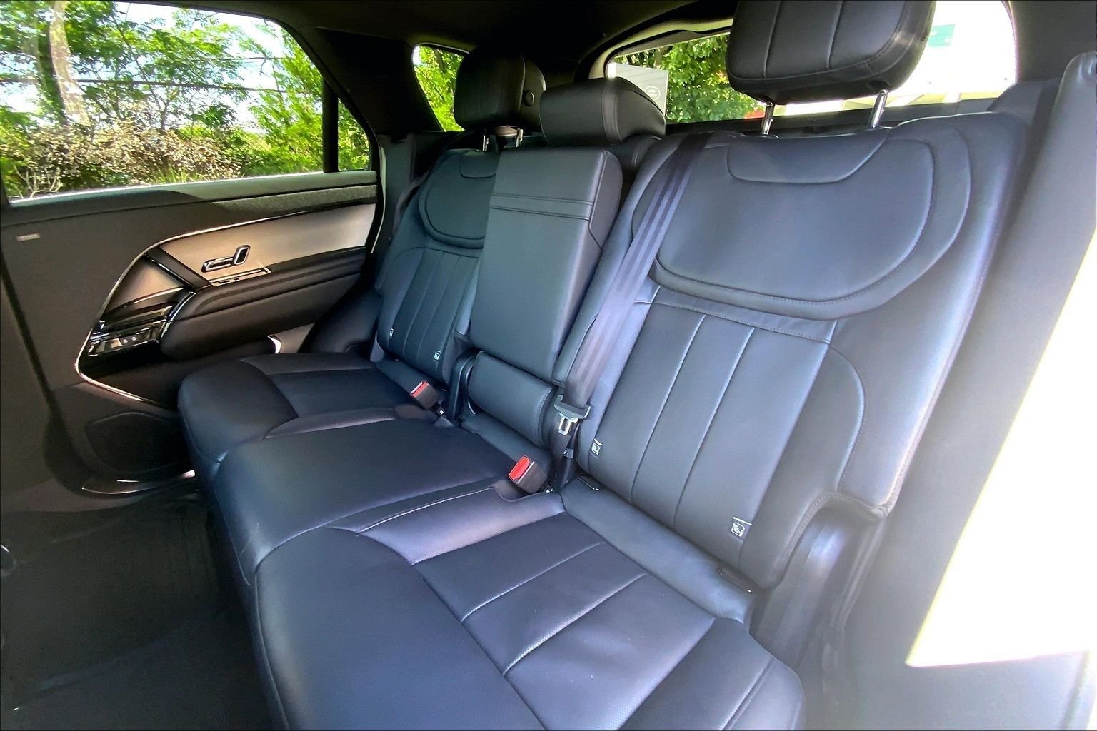 Certified Used 2025 Fuji White Land Rover SE image 20
