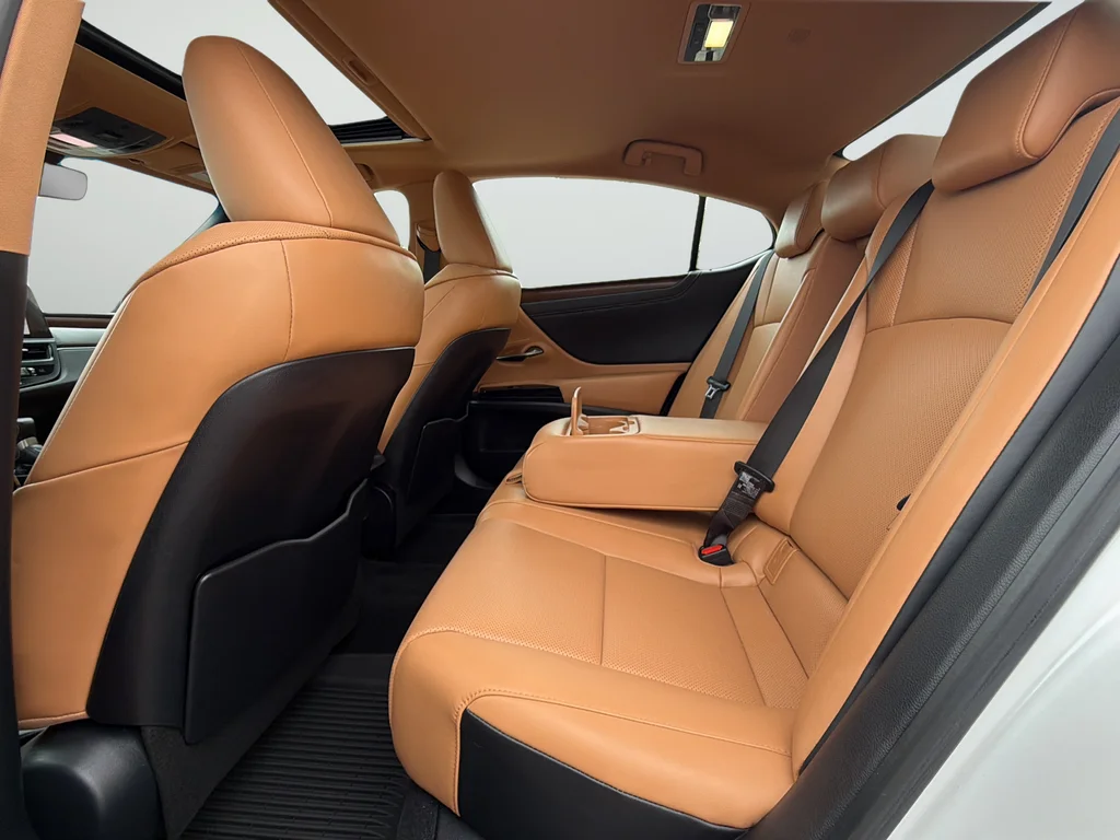 Used 2024 White Lexus 350 image 27