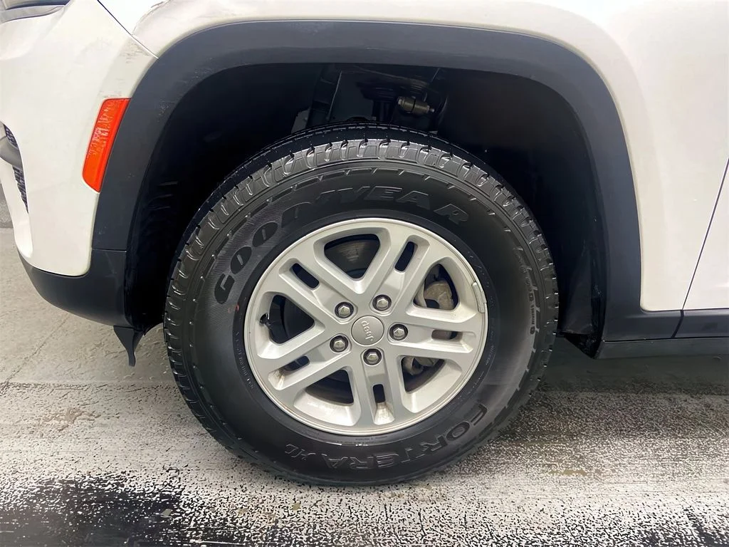 Used 2023 Bright White Clearcoat Jeep Laredo image 10