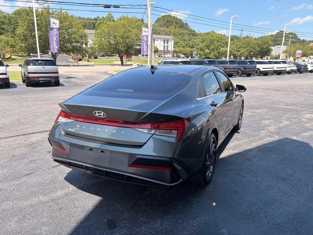 Used 2024 Amazon Gray Hyundai SEL image 6