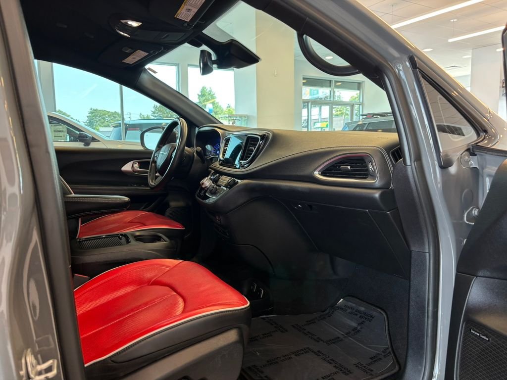 Used 2020 White Chrysler Limited image 23