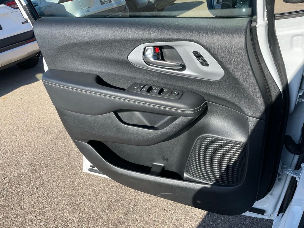 Used 2025 White Chrysler Limited image 52