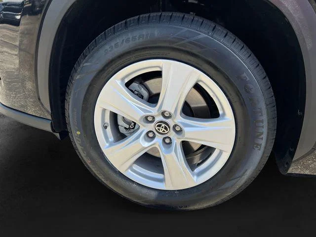2025 Toyota Highlander LE - Photo 41
