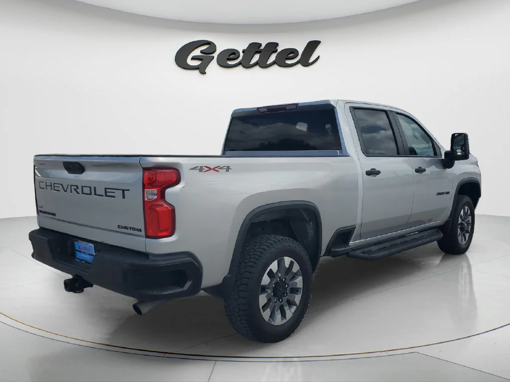 Used 2021 SILVER ICE METALLIC Chevrolet Custom image 5
