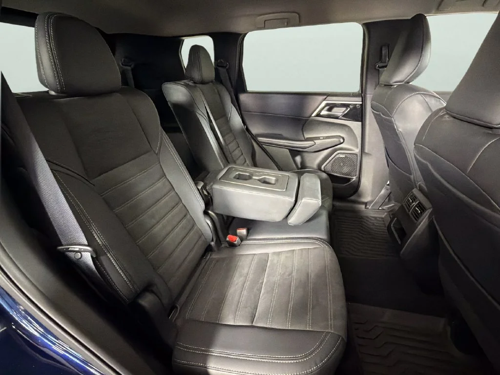 Used 2025  Mitsubishi SE image 31