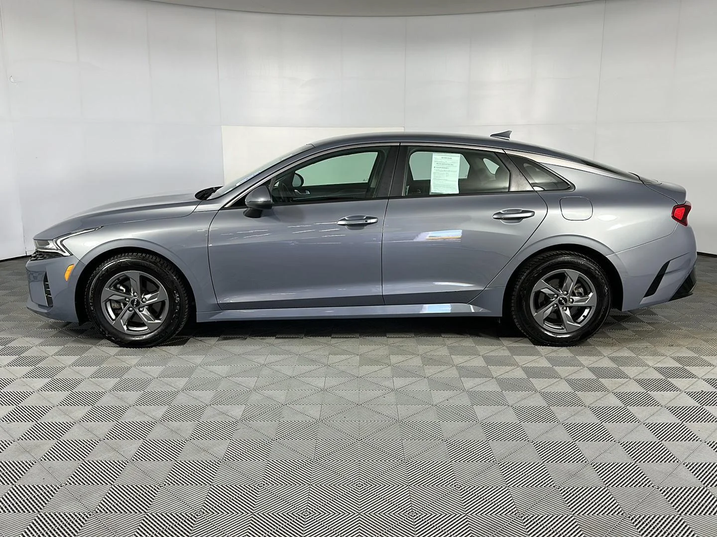 Used 2023 Everlasting Silver Kia LXS image 7